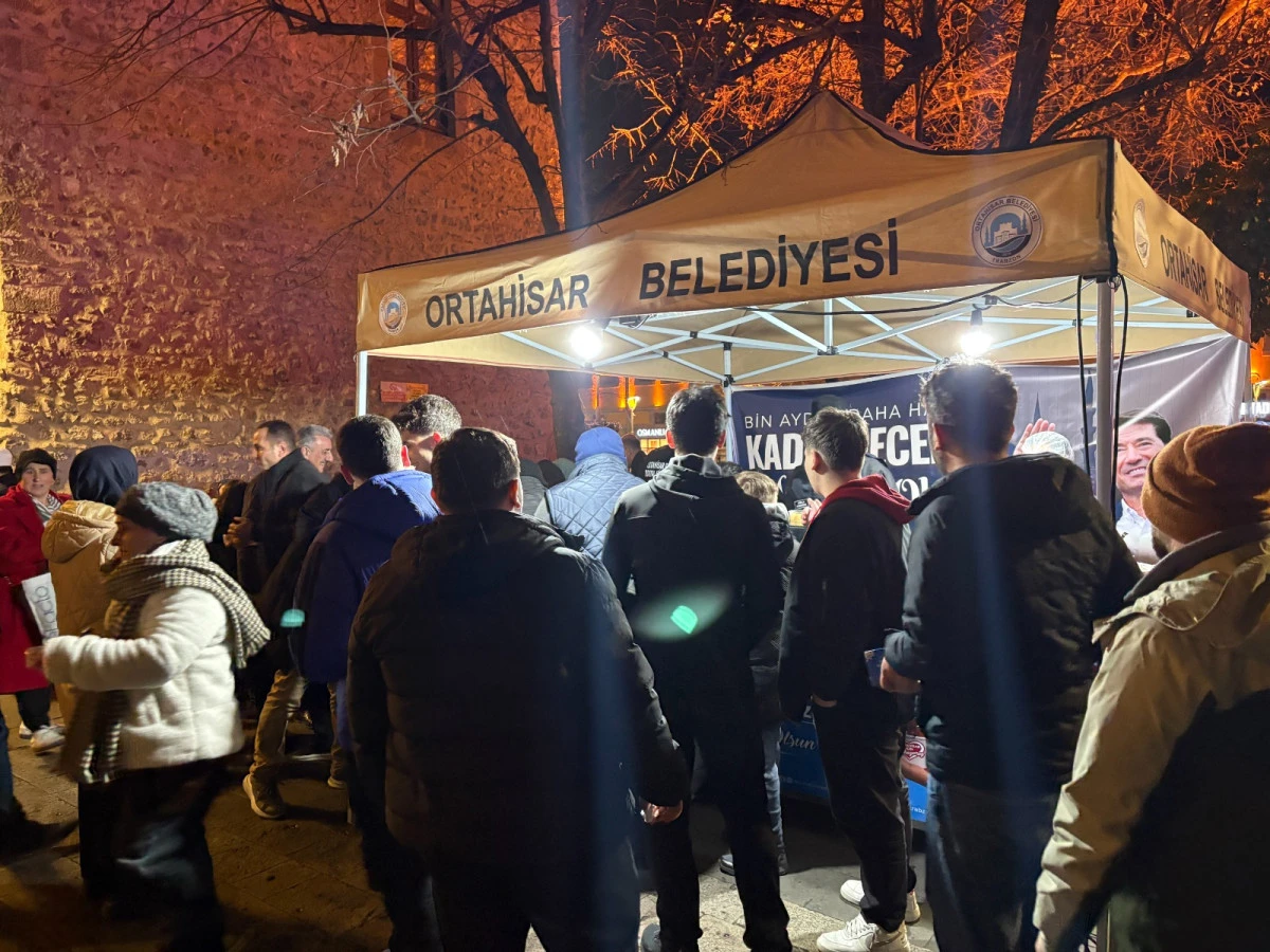 Ortahisar Belediyesi Kadir Gecesi&rsquo;nde ikram geleneğini s&uuml;rd&uuml;rerek vatandaşlarla buluştu