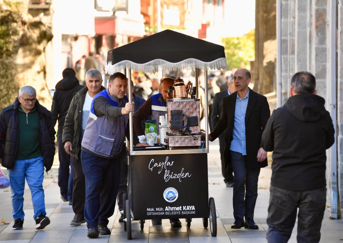 Ortahisar Belediyesi, seyyar &ccedil;ay aracıyla kentin işlek noktalarında &uuml;cretsiz &ccedil;ay ve kek ikramına başladı