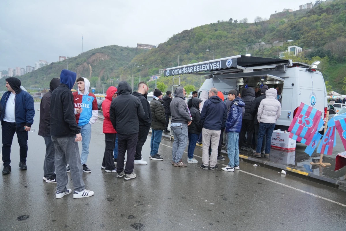 Ortahisar Belediyesi Trabzonspor Taraftarına Ma&ccedil; &Ouml;ncesi &Ccedil;ay ve Lokma İkramı Yaptı