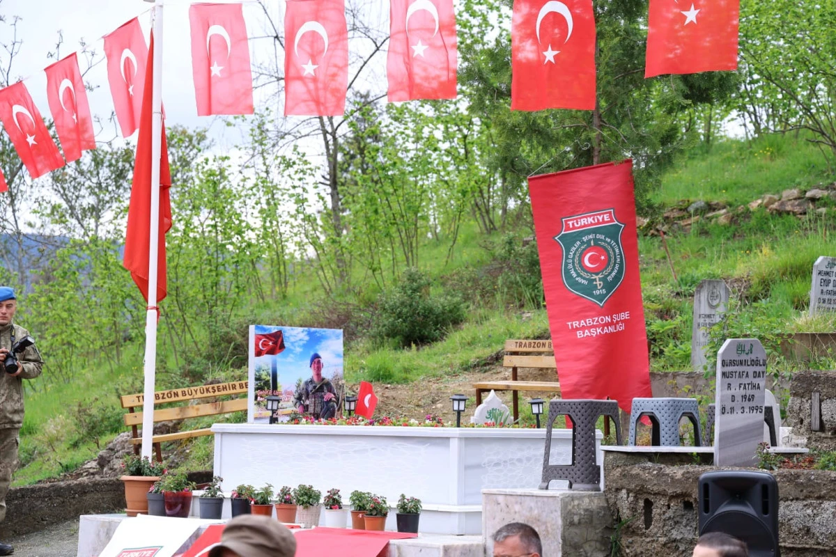 Şehit Berat Mecit Day, Şehadetinin Yıl D&ouml;n&uuml;m&uuml;nde Kabri Başında Dualarla Anıldı