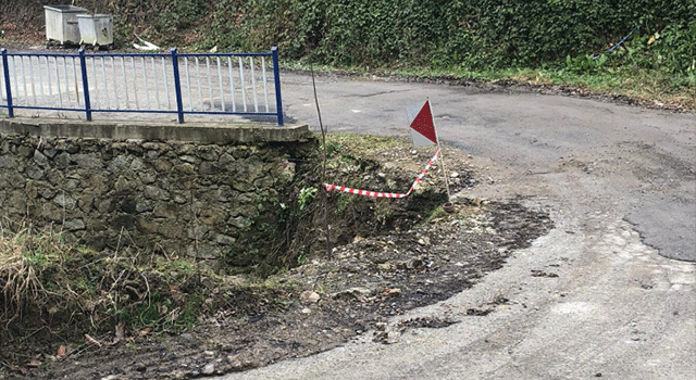 Trabzon Arsin &Ccedil;ubuklu Mahallesi&rsquo;nde tehlike b&uuml;y&uuml;yor: Yol kenarında h&acirc;l&acirc; ciddi bir &ouml;nlem yok
