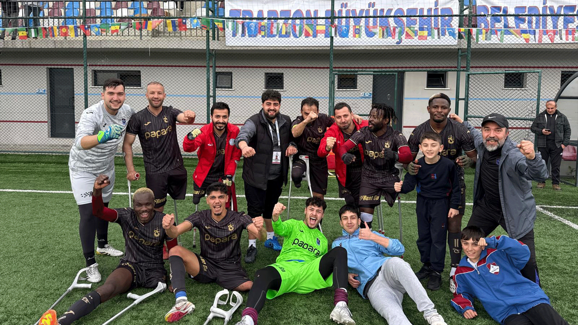 Trabzon B&uuml;y&uuml;kşehir Belediyesi Ampute Takımı zirve yarışını bırakmıyor