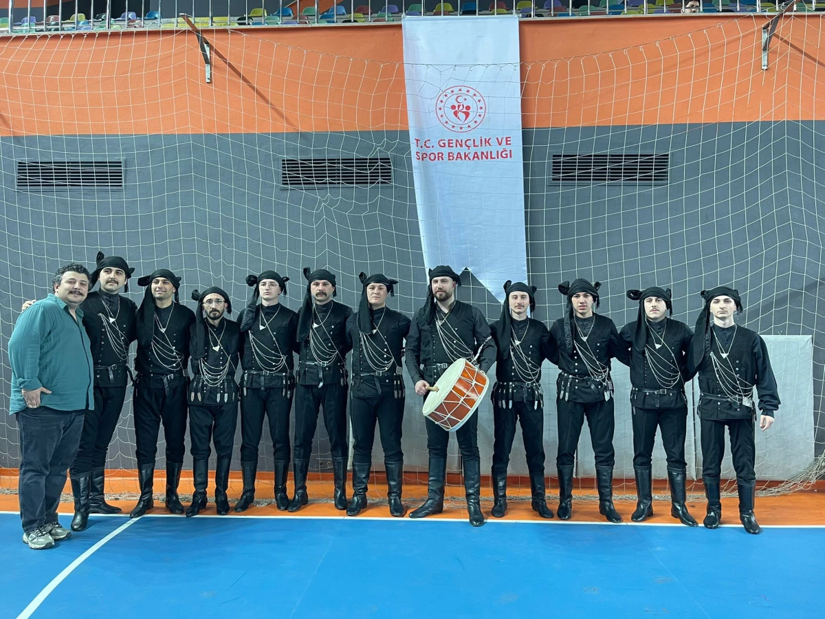 Trabzon B&uuml;y&uuml;kşehir Belediyesi Halk Oyunlarında İki Kategoride Zirveye &Ccedil;ıktı