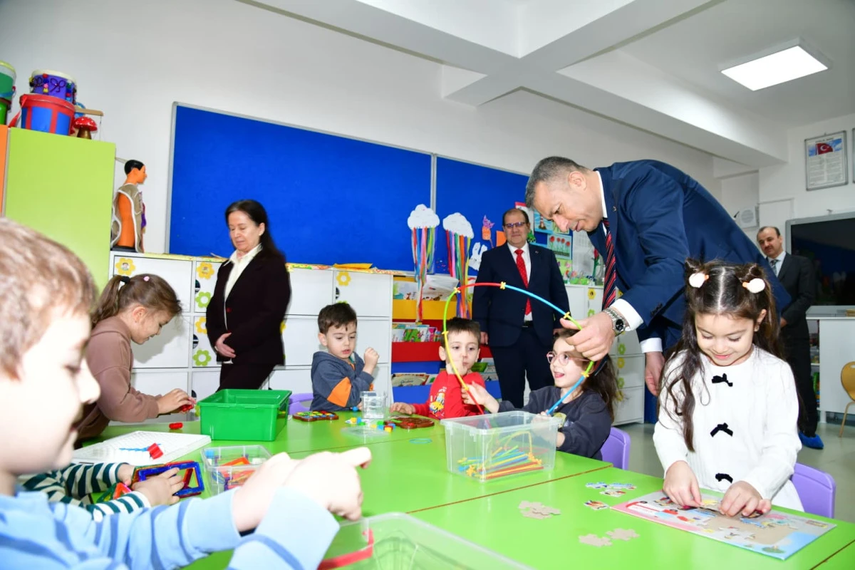 Trabzon Valisi Tahir Şahin &Ccedil;ukur&ccedil;ayır&rsquo;daki okullarda &ouml;ğrencilerle buluştu