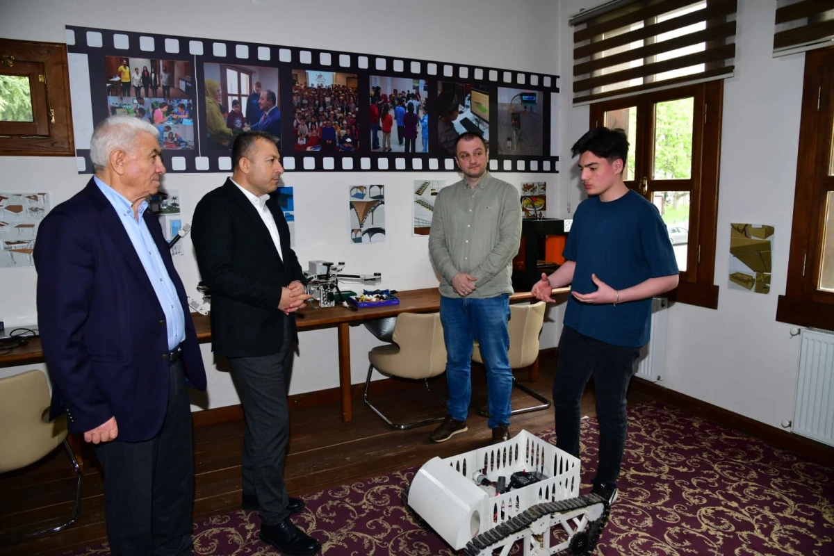 Trabzon Valisi Tahir Şahin, Kodlama Eğitim Merkezinde Gen&ccedil;lerin Projelerini İnceledi