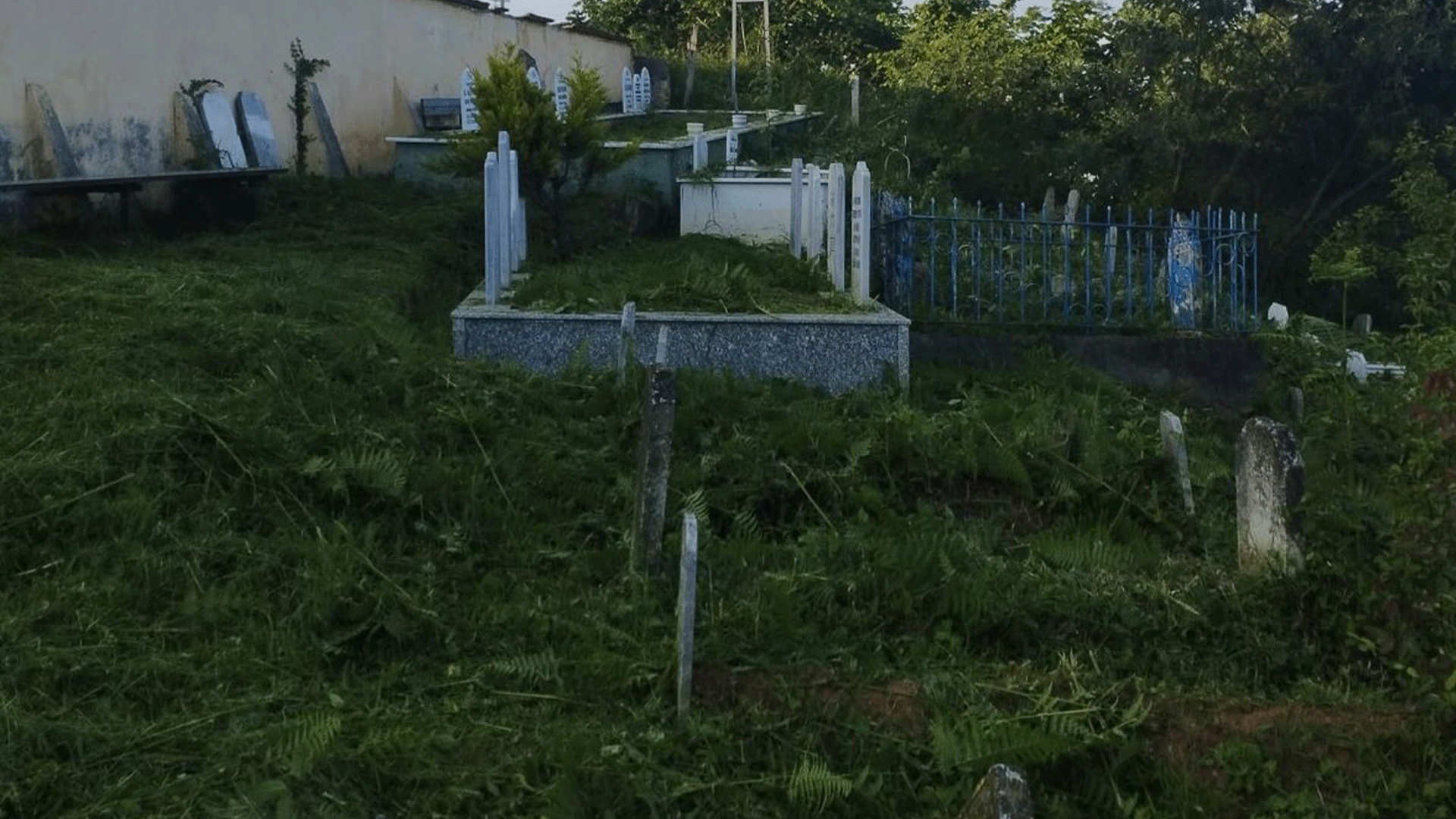 Trabzon&rsquo;da bayram &ouml;ncesi mezarlıklar hazır hale getirildi