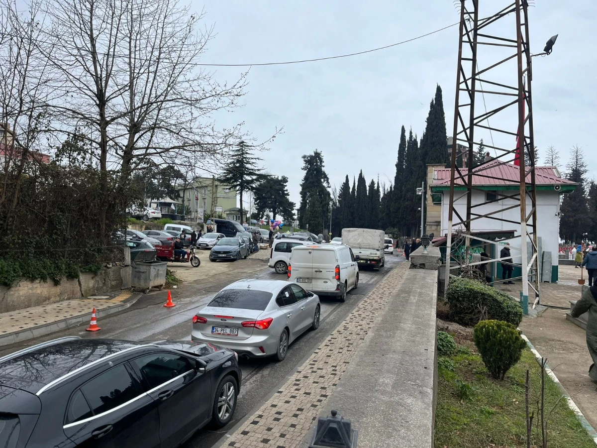Trabzon&rsquo;da Bayramda Mezarlık Ziyareti Trafik ve Otopark Sorunuyla G&ouml;lgelendi