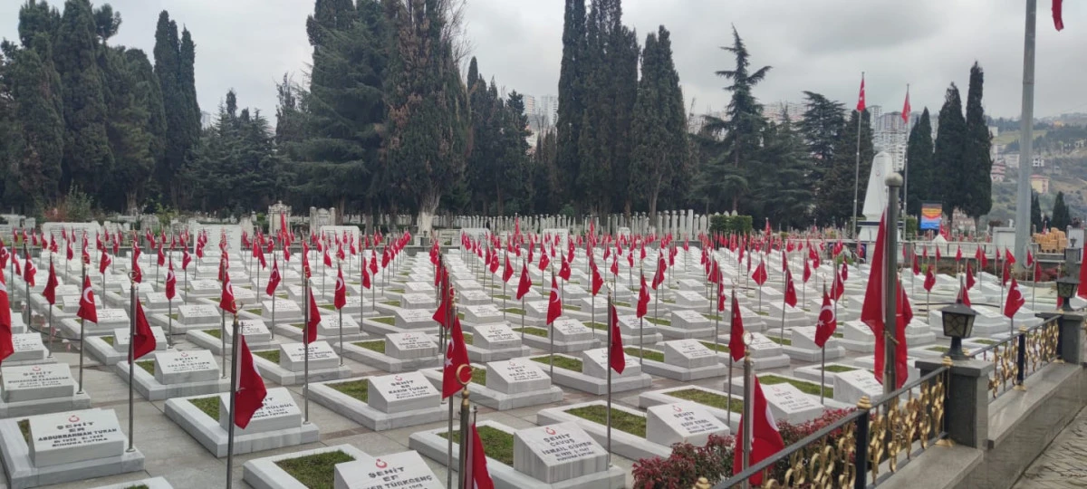 Trabzon&rsquo;da Mezarlıklar Bayrama Hazır Hale Getirildi
