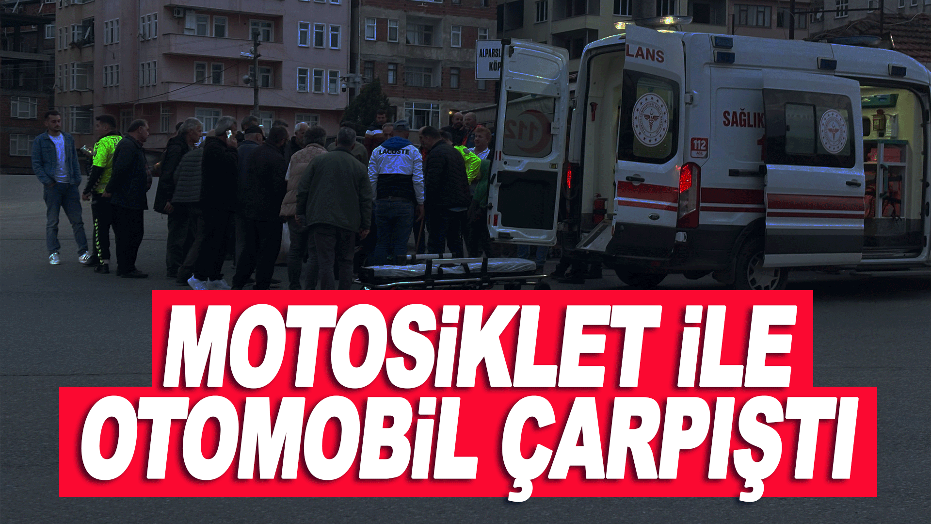 Trabzon&rsquo;da motosiklet ile otomobil &ccedil;arpıştı