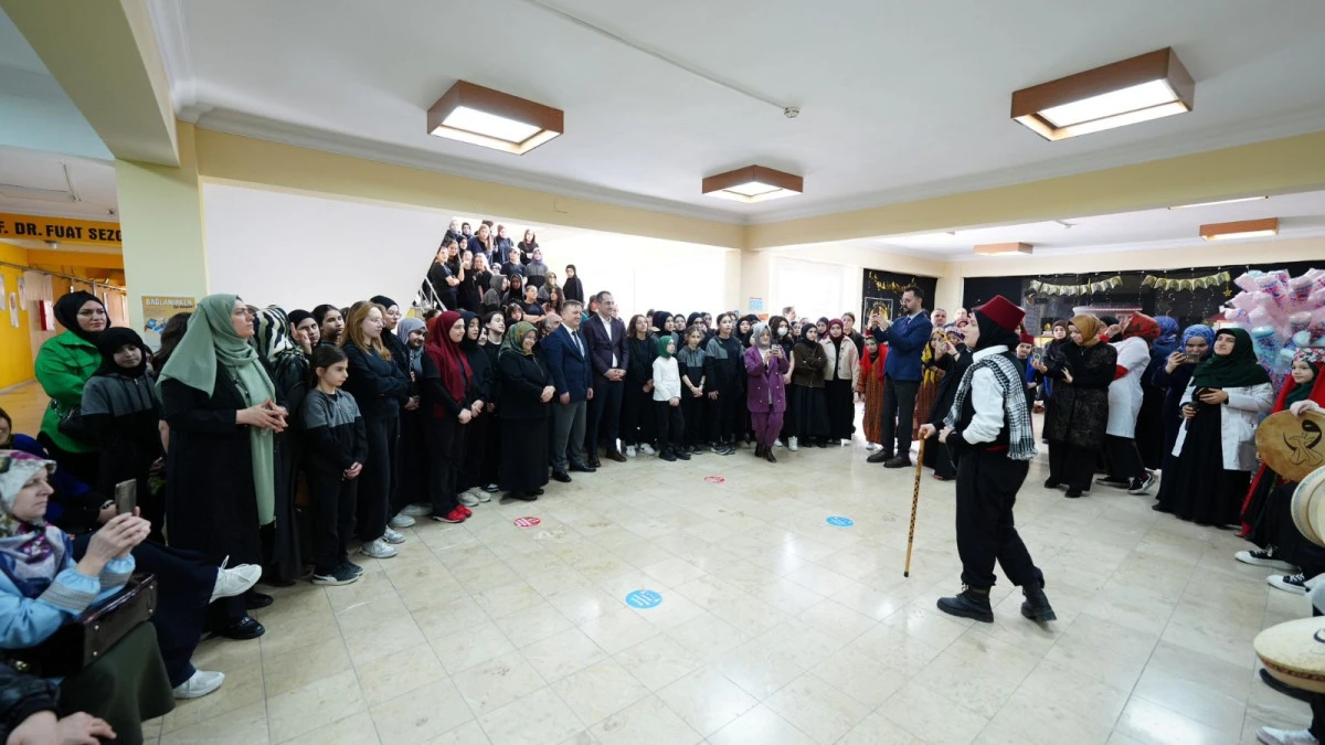 Trabzon&rsquo;da &ouml;ğrenciler ve &ouml;ğretmenler tarafından hazırlanan &ldquo;Ramazan Sokağı&rdquo; etkinliği b&uuml;y&uuml;k ilgi g&ouml;rd&uuml;