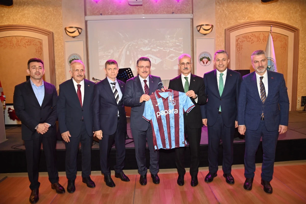Ulaştırma ve Altyapı Bakanı Abdulkadir Uraloğlu, &Ccedil;aykara ve Dernekpazarı derneklerinin burs gecesinde konuştu: Eğitime destek şart