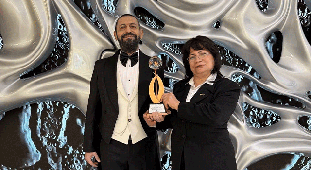 Yılın Barış İnsanı &Ouml;d&uuml;l&uuml; D&uuml;nyaca &Uuml;nl&uuml; Yazar Akif Manaf&rsquo;ın